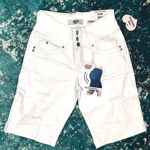 YMI || Booty Lifting Mid-Rise Denim Shorts in White - SZ Small ⭐️NWT⭐️